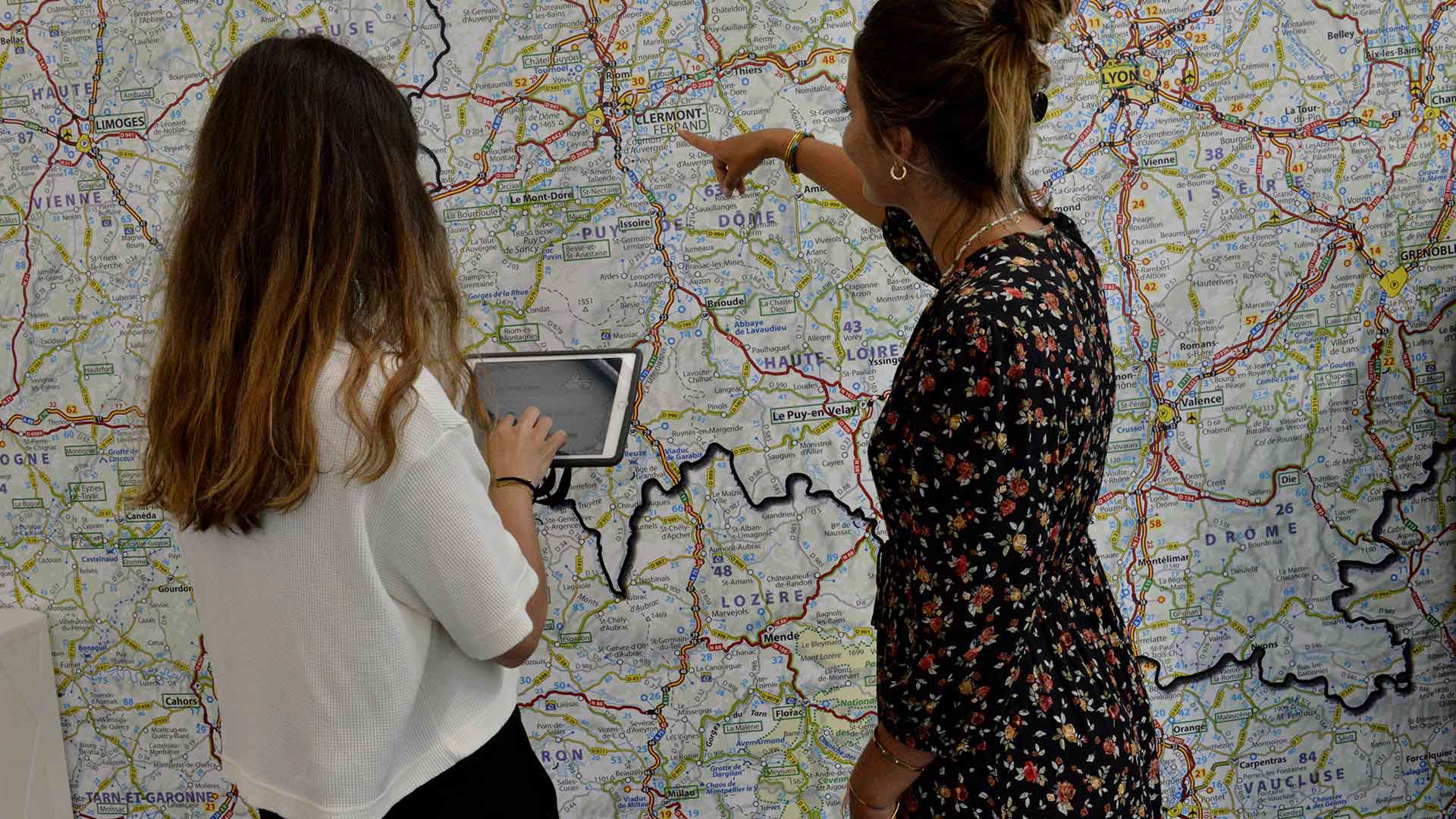 Visitors from behind in front of a map